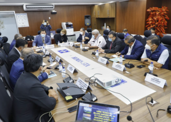 Ministro Mario Rojas participa en reunión legislativa sobre el cierre del vertedero de AMSA