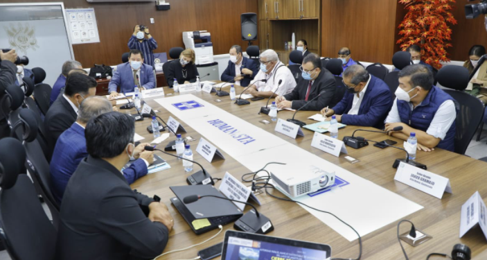 Ministro Mario Rojas participa en reunión legislativa sobre el cierre del vertedero de AMSA