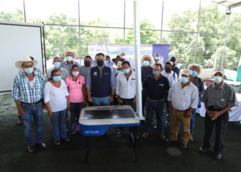 MARN entrega estufas ahorradoras de leña, como parte del proyecto de adaptación al cambio climático