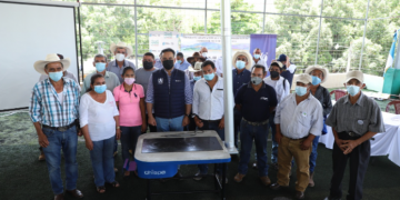 MARN entrega estufas ahorradoras de leña, como parte del proyecto de adaptación al cambio climático