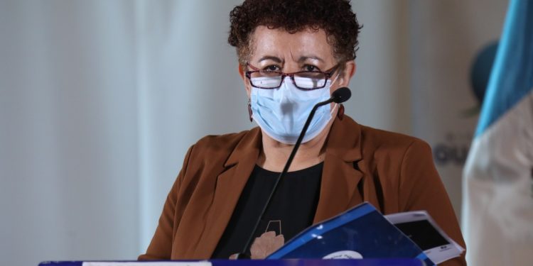 Ministra de Salud reafirma confianza en vacuna rusa y descarta pruebas que retrasen plan de vacunación