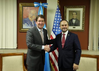 Canciller guatemalteco Pedro Brolo Vila recibe a senador estadounidense Bill Hagerty para conversar sobre causas estructurales de la migración