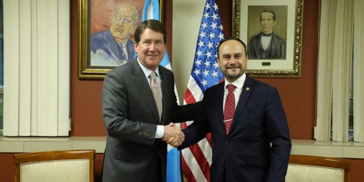 Canciller guatemalteco Pedro Brolo Vila recibe a senador estadounidense Bill Hagerty para conversar sobre causas estructurales de la migración
