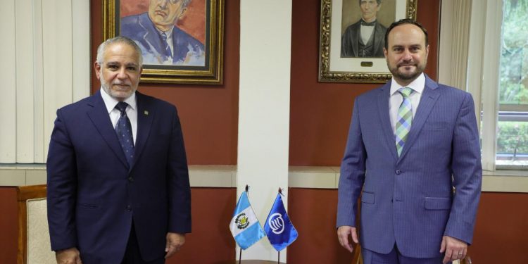 Canciller de Guatemala, Pedro Brolo Vila, recibe al secretario general de la Asociación de Estados del Caribe (AEC) para conversar de temas regionales