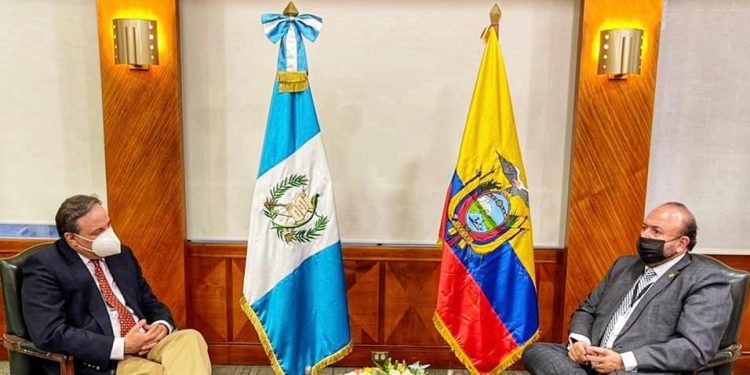 Ministro de Economía se reúne con su  homólogo de Ecuador y potenciales inversionistas