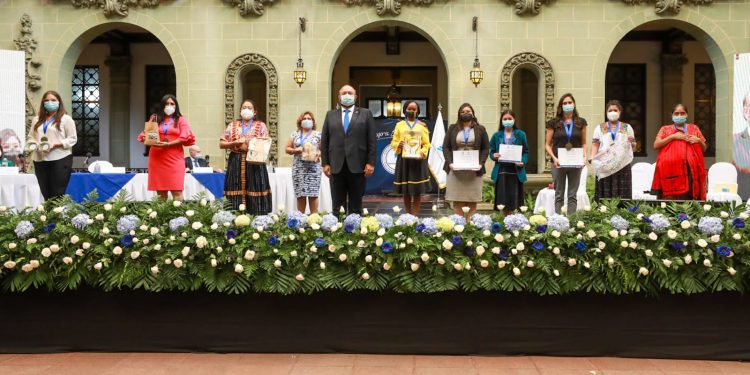 Ministerio de Economía Premia a 10 mujeres emprendedoras destacadas