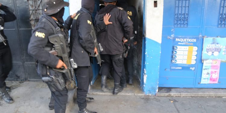 Más de 90 allanamientos se realizan en varios departamentos contra extorsionistas