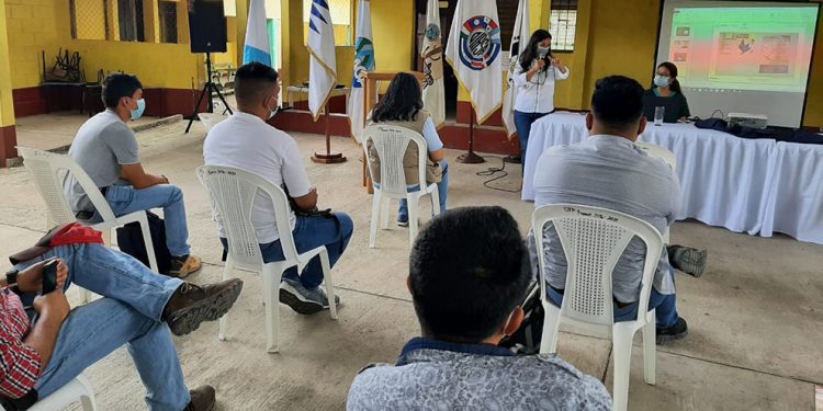 Comunitarios y estudiantes capacitados en temas de sanidad aviar