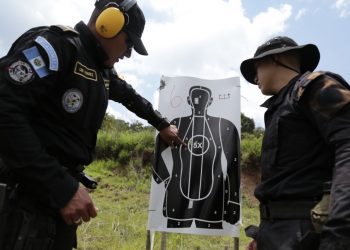 Integrantes del curso COAN realizan técnicas y tácticas de tiro