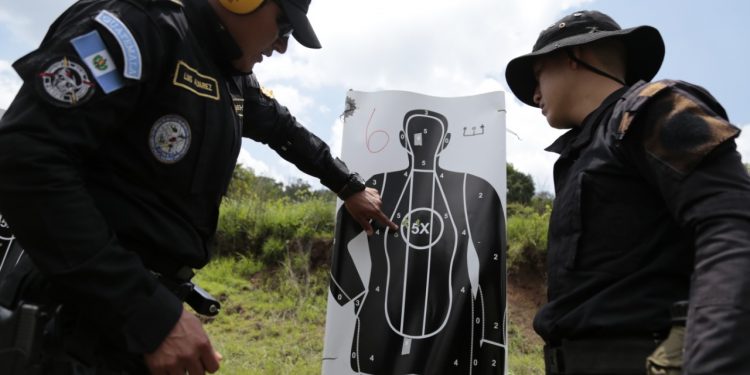 Integrantes del curso COAN realizan técnicas y tácticas de tiro