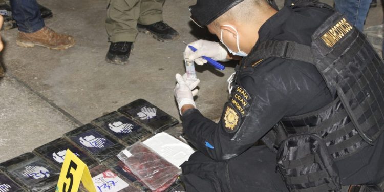 401 paquetes de cocaína incautados en aeronave localizada en San Andrés, Petén