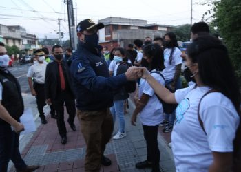 Tercer Viceministro entrega Diploma a jóvenes «Promotores de la Prevención» en zona 18
