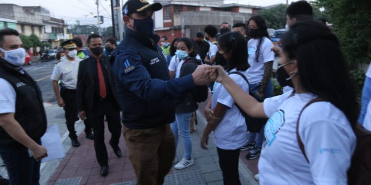 Tercer Viceministro entrega Diploma a jóvenes «Promotores de la Prevención» en zona 18