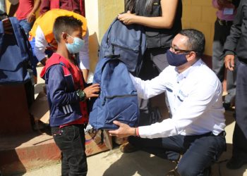 “Un día fui niño como ustedes” y ahora trabajamos para apoyarlos con útiles y darles alegría