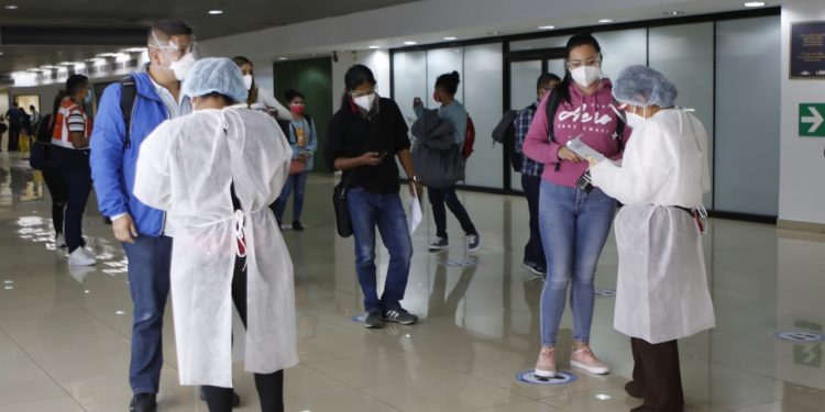 Disminuyen casos de COVID-19 detectados en el Aeropuerto La Aurora
