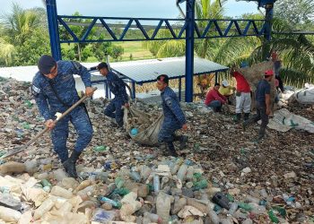 Ejército de Guatemala apoya limpieza de desechos sólidos en el río Motagua, Izabal