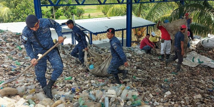 Ejército de Guatemala apoya limpieza de desechos sólidos en el río Motagua, Izabal