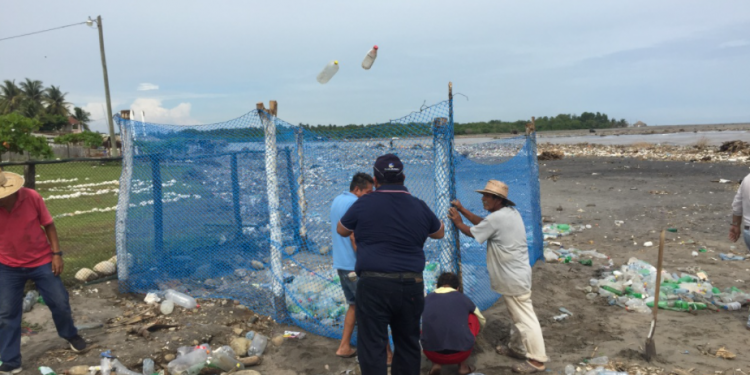 MARN promueve el reciclaje en playa de Ocós, San Marcos