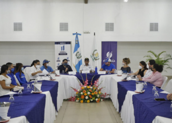 MARN suscribe acuerdo con 4Ocean para resguardar patrimonio natural