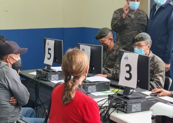 Ministro de la Defensa Nacional visita centros de vacunación