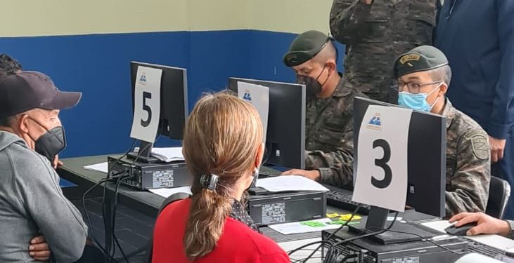 Ministro de la Defensa Nacional visita centros de vacunación