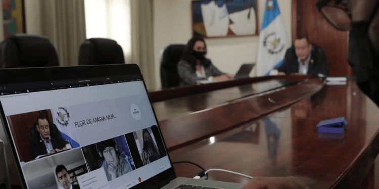 Lanzan programa de becas de maestría para empleados públicos de Guatemala