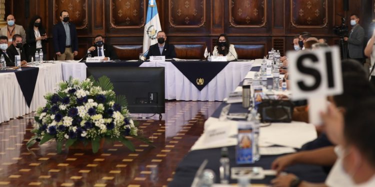 Presidente Giammattei participa en reunión del  CONADUR que define inversión en infraestructura  vial y prioridades en inversión social