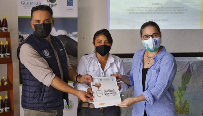 Ministro Mario Rojas visita exitoso emprendimiento apícola en Suchitepéquez