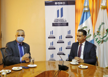 Ministro Rojas Espino recibe visita de cortesía del embajador de Israel en Guatemala