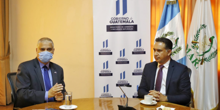 Ministro Rojas Espino recibe visita de cortesía del embajador de Israel en Guatemala