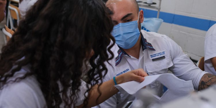 Adolescentes en proceso de reinserción han elaborado 645 mil mascarillas