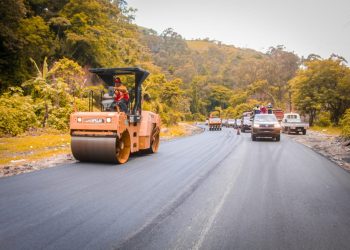 Ministro de Comunicaciones supervisa trabajos en el tramo carretero en La Conora, Santa Rosa
