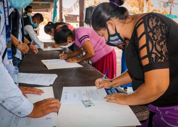 Entregan documentos para el derecho de vivienda en Colinas de Lo de Reyes, San Pedro Ayampuc