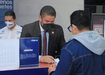 Viceministro del CIV atiende a usuarios de Correos