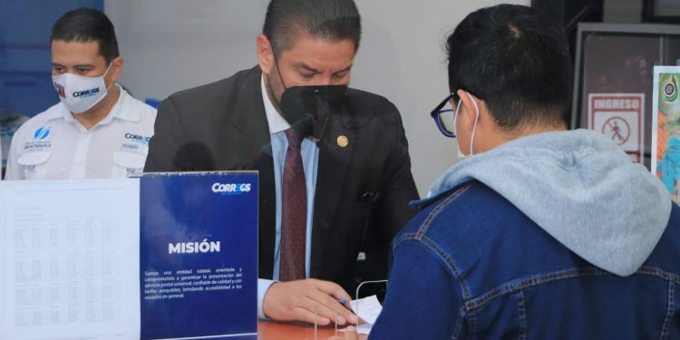Viceministro del CIV atiende a usuarios de Correos