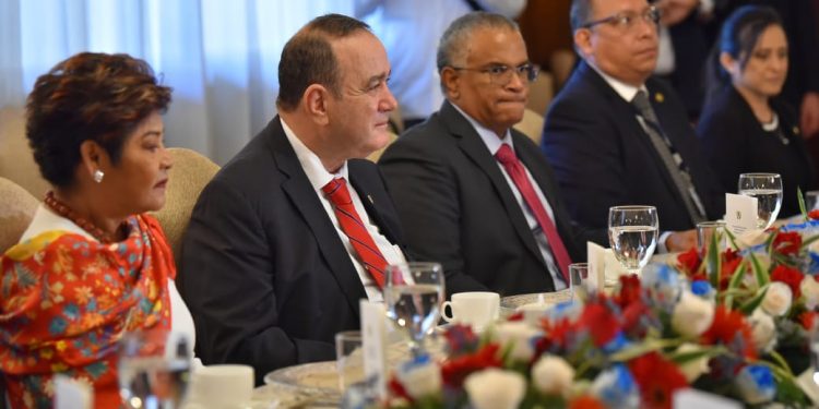 VISITA OFICIAL A LA REPÚBLICA DE GUATEMALA DEL EXCELENTÍSIMO SEÑOR JOHN BRICEÑO, PRIMER MINISTRO DE BELICE