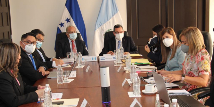 Viceministro Fredy Chiroy presenta avances ambientales de Guatemala ante Comisión Binacional en Honduras