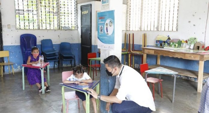 Director de Hogares Comunitarios supervisa atención a niños y niñas en Retalhuleu