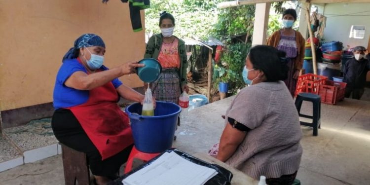 Totonicapán: Integrantes de Unidades Productivas aprenden a realizar productos para limpieza e higiene personal