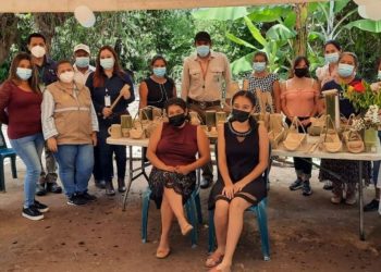 Beneficiarias concluyen capacitación de artesanías de bambú en Baja Verapaz