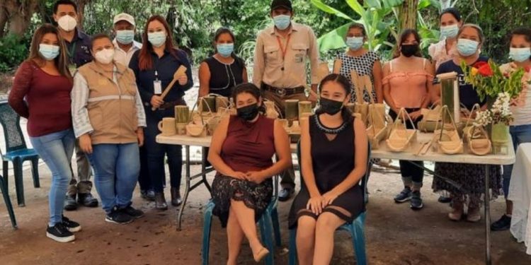 Beneficiarias concluyen capacitación de artesanías de bambú en Baja Verapaz