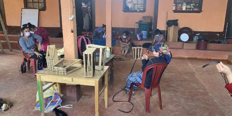 Totonicapán: Beneficiarias reciben capacitación para aprender a elaborar bolsas y canastas plásticas