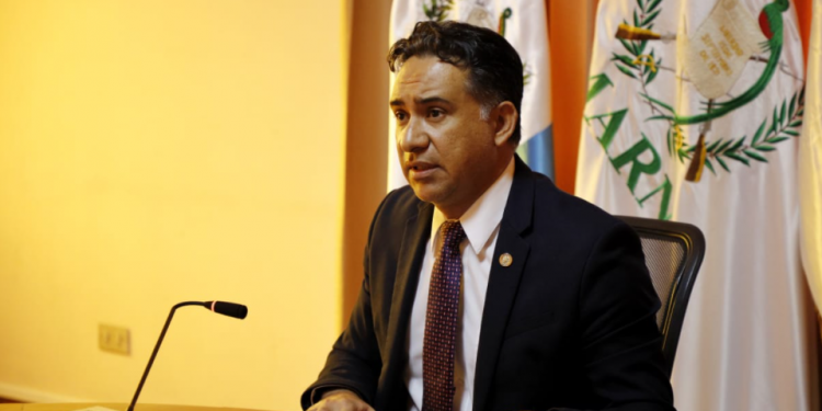 Ministro Mario Rojas expone la estrategia para reducir las emisiones contaminantes