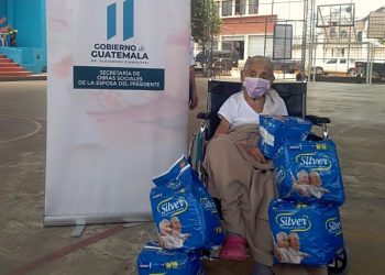 Adultos mayores y niños en Zapotitlán, Jutiapa reciben equipo médico ambulatorio por parte de SOSEP