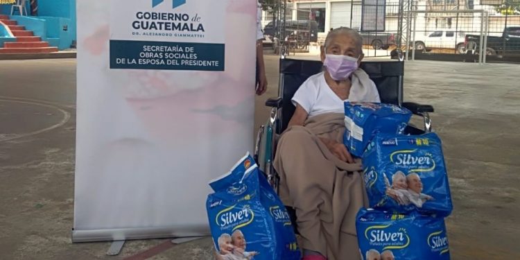 Adultos mayores y niños en Zapotitlán, Jutiapa reciben equipo médico ambulatorio por parte de SOSEP