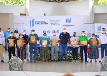 Gobierno entrega tierras a comunitarios de Petén