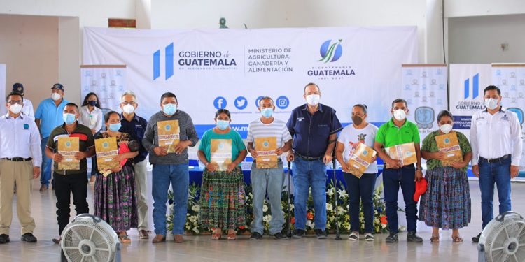 Gobierno entrega tierras a comunitarios de Petén