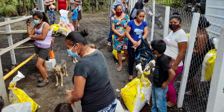 Familias reciben alimentos para sus animales de traspatio en Chimaltenango.