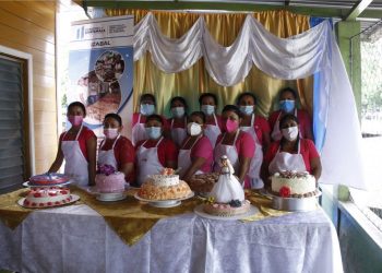 Mujeres en El Estor son evaluadas para recibir certificación de competencias en repostería
