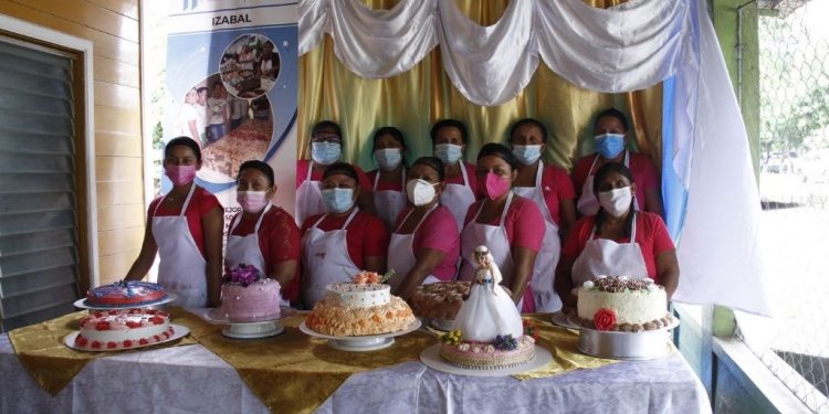 Mujeres en El Estor son evaluadas para recibir certificación de competencias en repostería